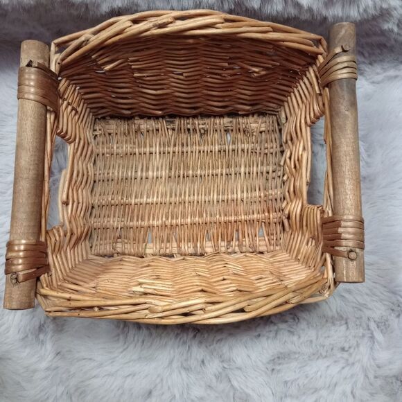 MEDIUM golden brown woven wicker basket with wooden handles - Picture 3 of 5